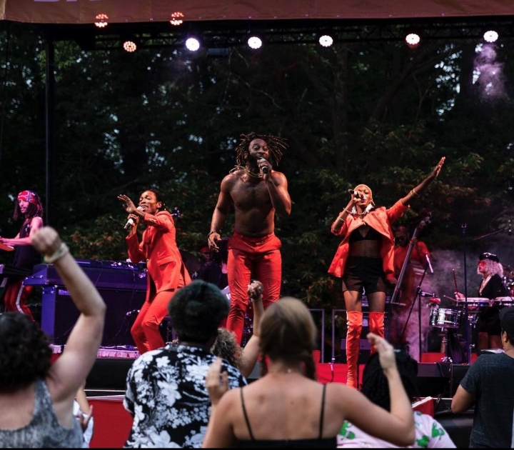 Michael Mwenso and the Shakes performing on stage