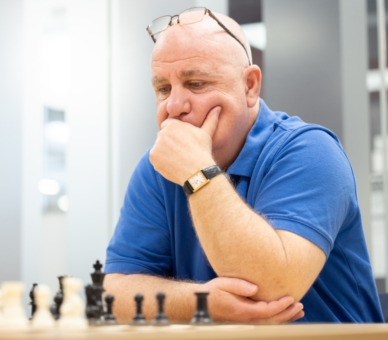 Dan Blum playing chess